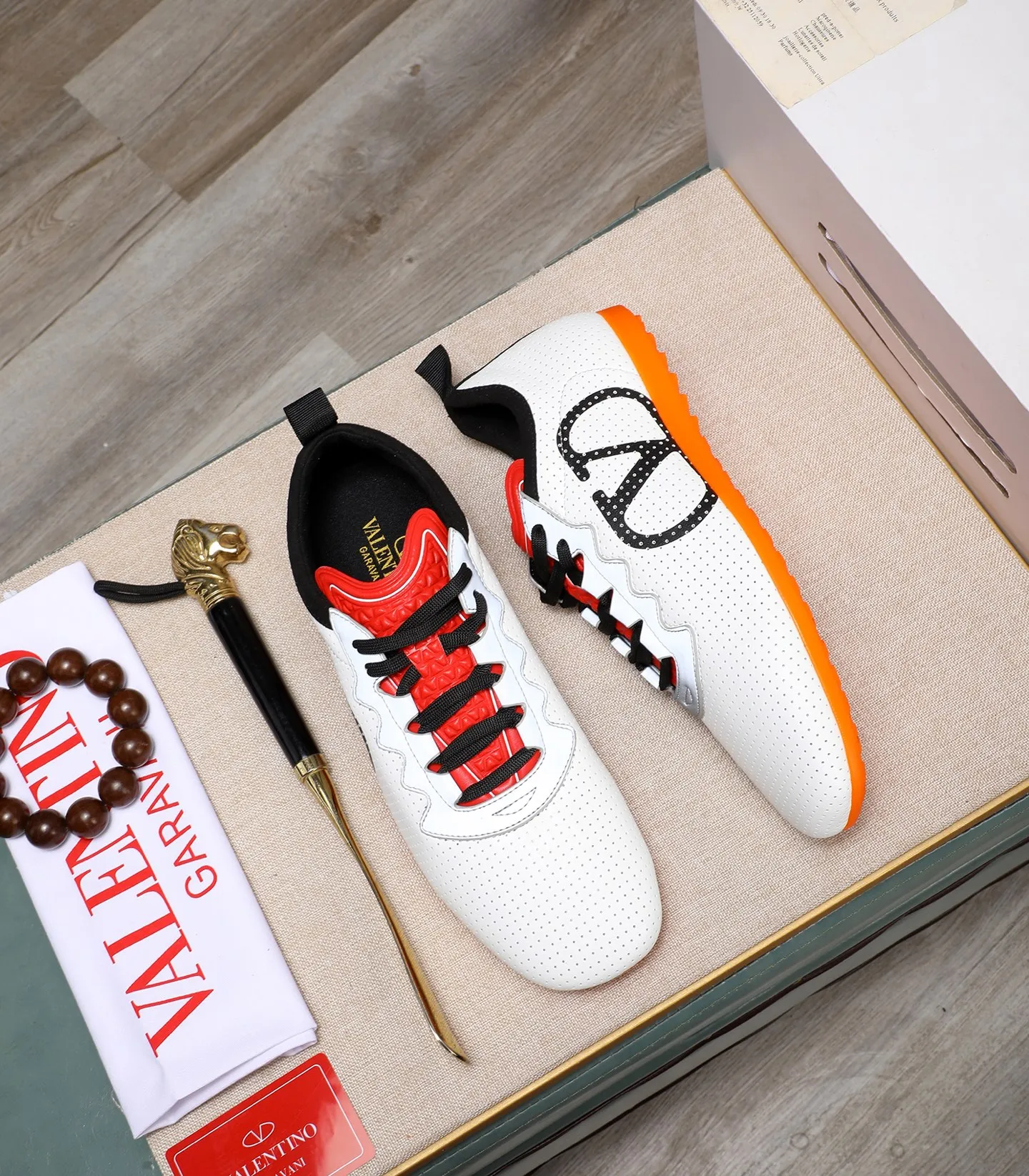 Men's Men's Shoes 💰620 VALENTINO 🌹🌹🌹2025 Valentino's latest spring sneakers! The counter 🔥 recommends RUNBOOT, which is lightweight and comfortable. It has a multi-functional design that integrates blue sneakers, running shoes, and fashionable sneakers to create a cool on-foot effect. ♥️♥️Fashionable sneakers that are sought after by many popular celebrities and fashion influencers♥️♥️. 👉All-round original 1:1 high-end production 👉Fabrics: Two options: delicate, soft and comfortable eyelet lambskin and high-end technical fabrics 👍Super soft suede special lining inside 👍Outsole wear-resistant TPU material 👍Full set of original counter packaging